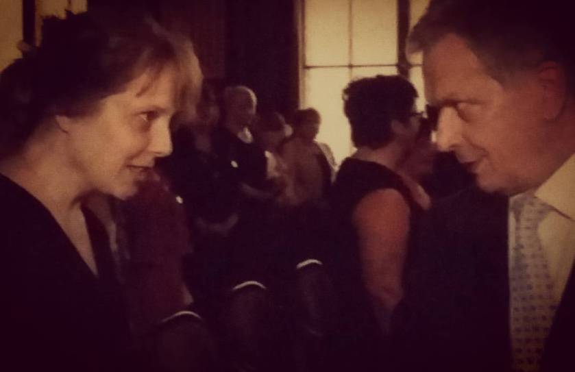 Tasavallan Presidentti Sauli Niinistö onnittelee Lotta Paakkunaista ansiomerkistä