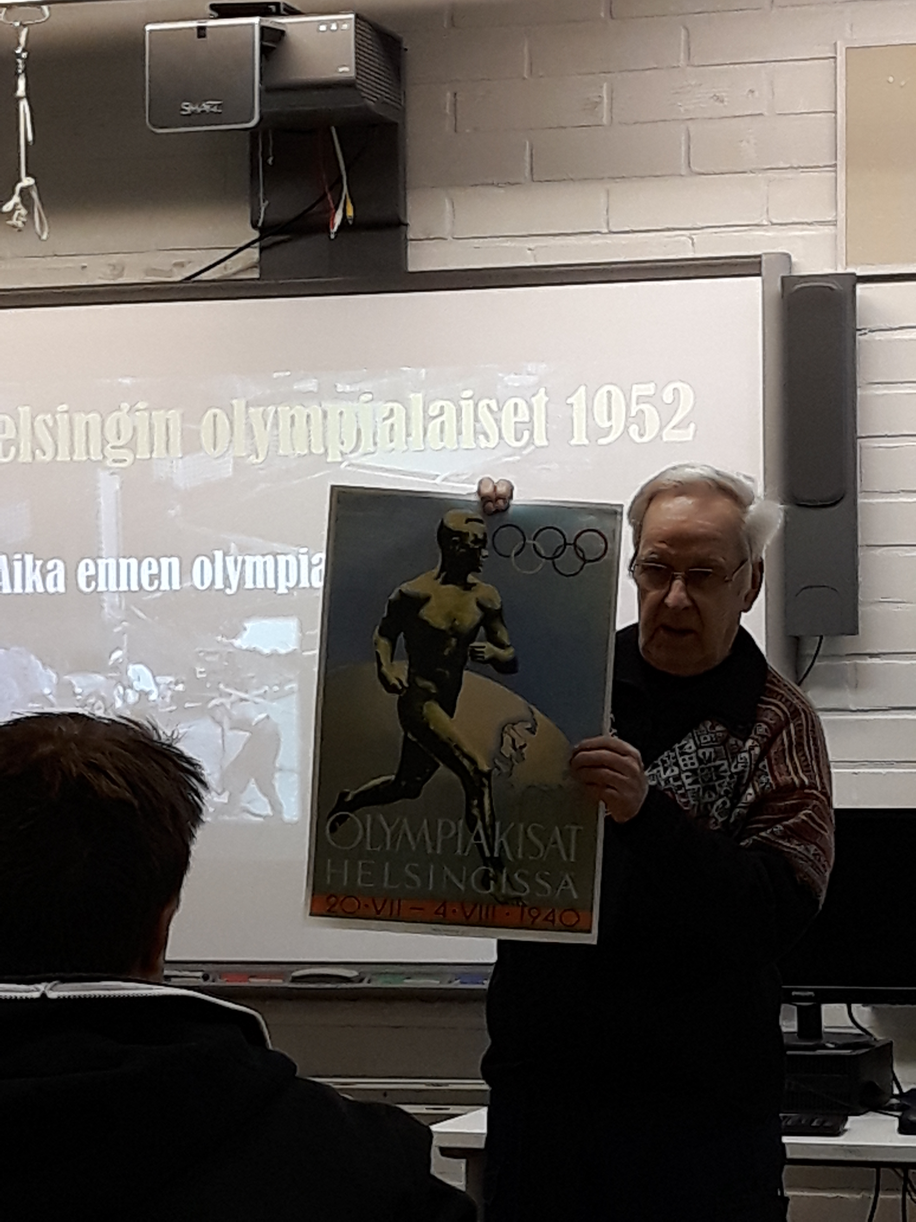 Juhani Mannerkoski esittelee Helsingin olympialaisten alkuperäistä esitettä