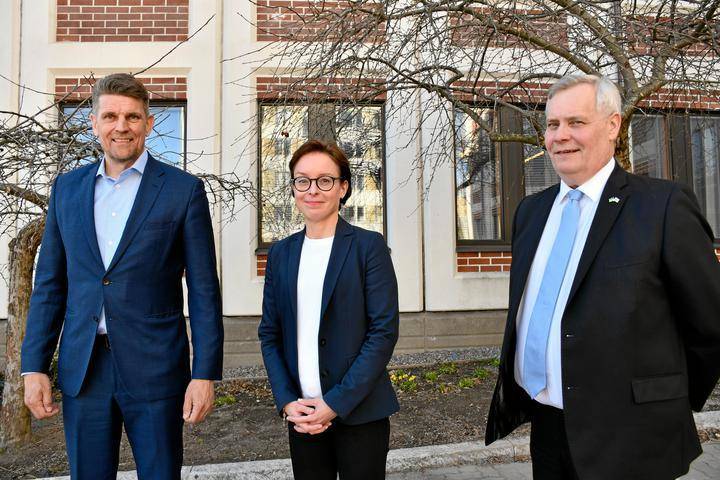 Kuvassa Jarkko Härmälä, Inka Tikkanen ja Antti Rinne.